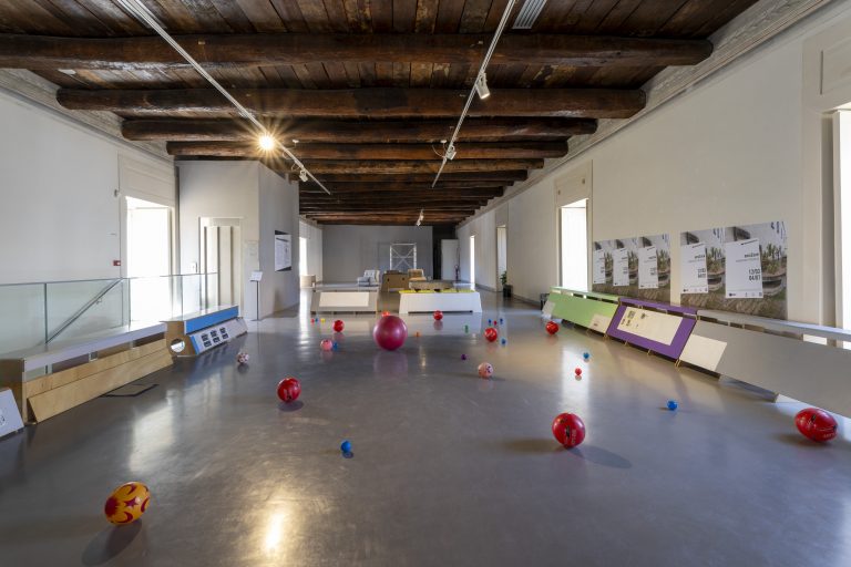 Manfred Pernice „emoZone“ in der Fondazione Morra Greco, Neapel