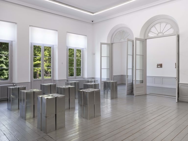 „etwas, das den Händen entgeht“ im Museum Kurhaus Kleve